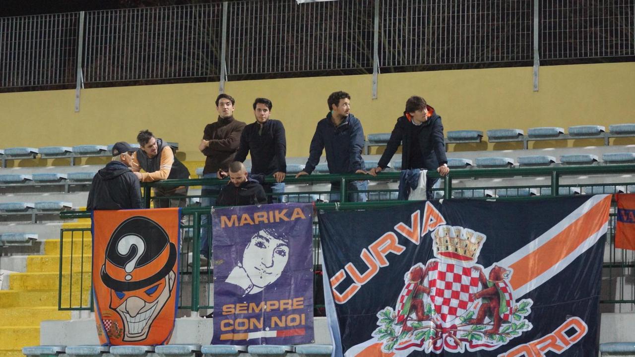 Un gruppo di tifosi allo stadio Melani