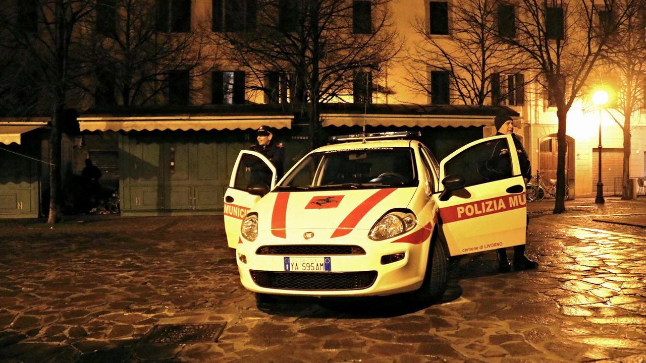 Polizia municipale in piazza Garibaldi (foto d'archivio)