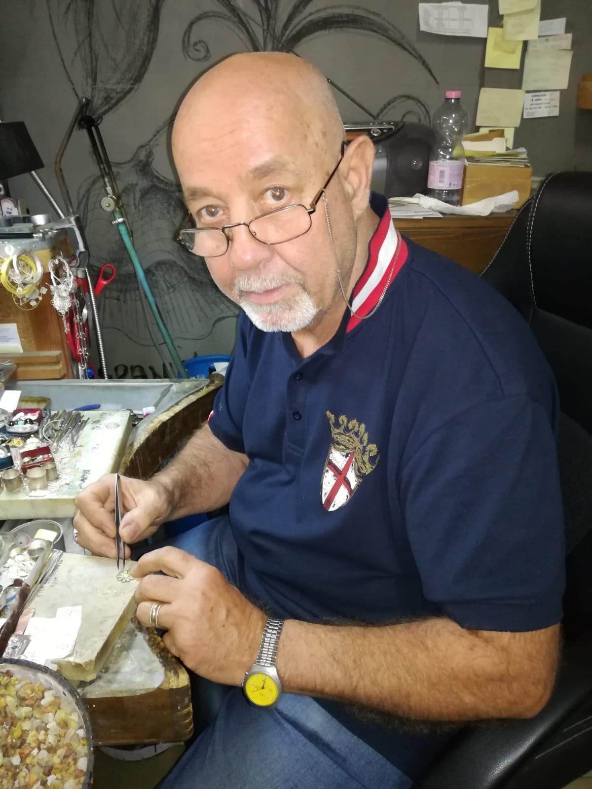 Libero Patteri nel suo laboratorio orafo