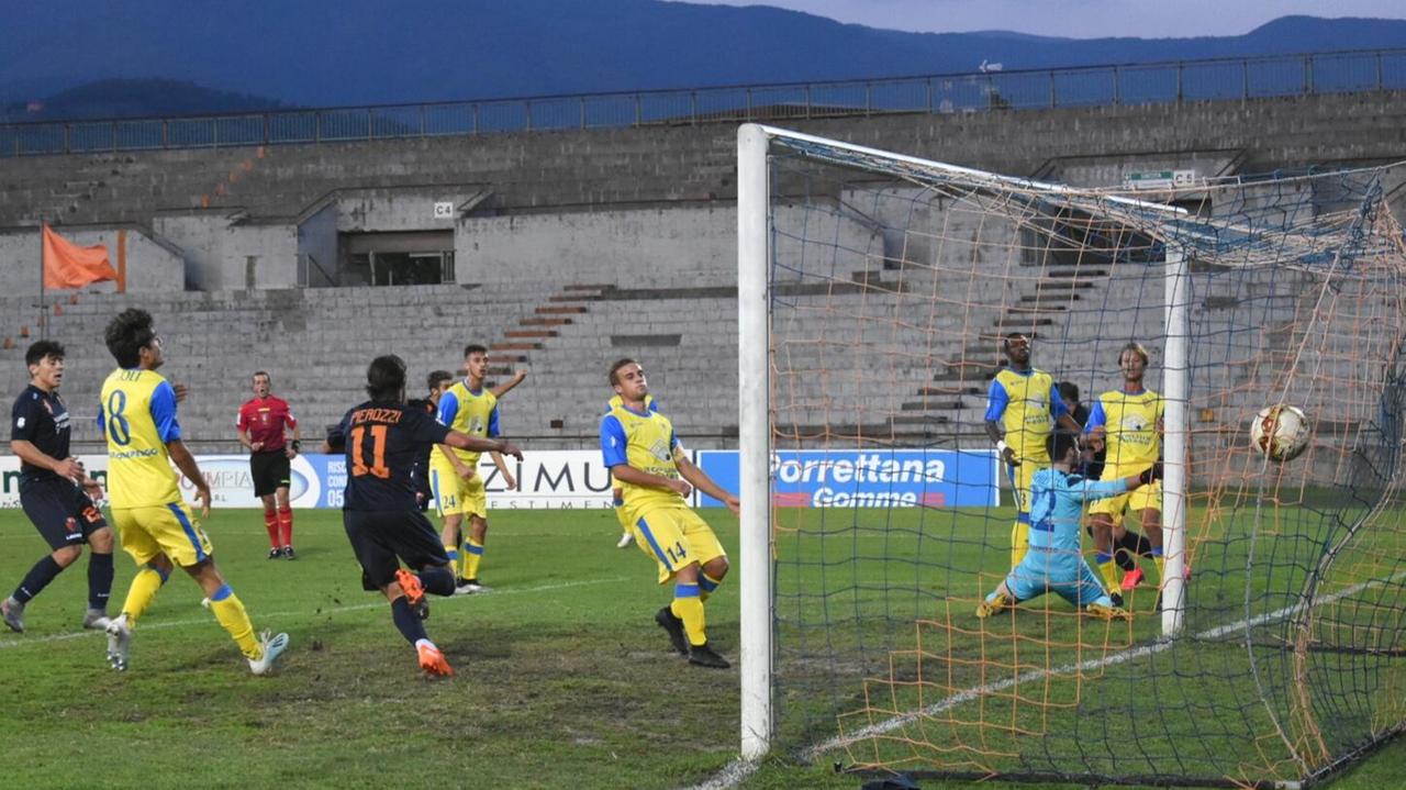 Il gol di Cesarini al 14' del pt che ha dato il momentaneo vantaggio alla Pistoiese (Foto Gori)