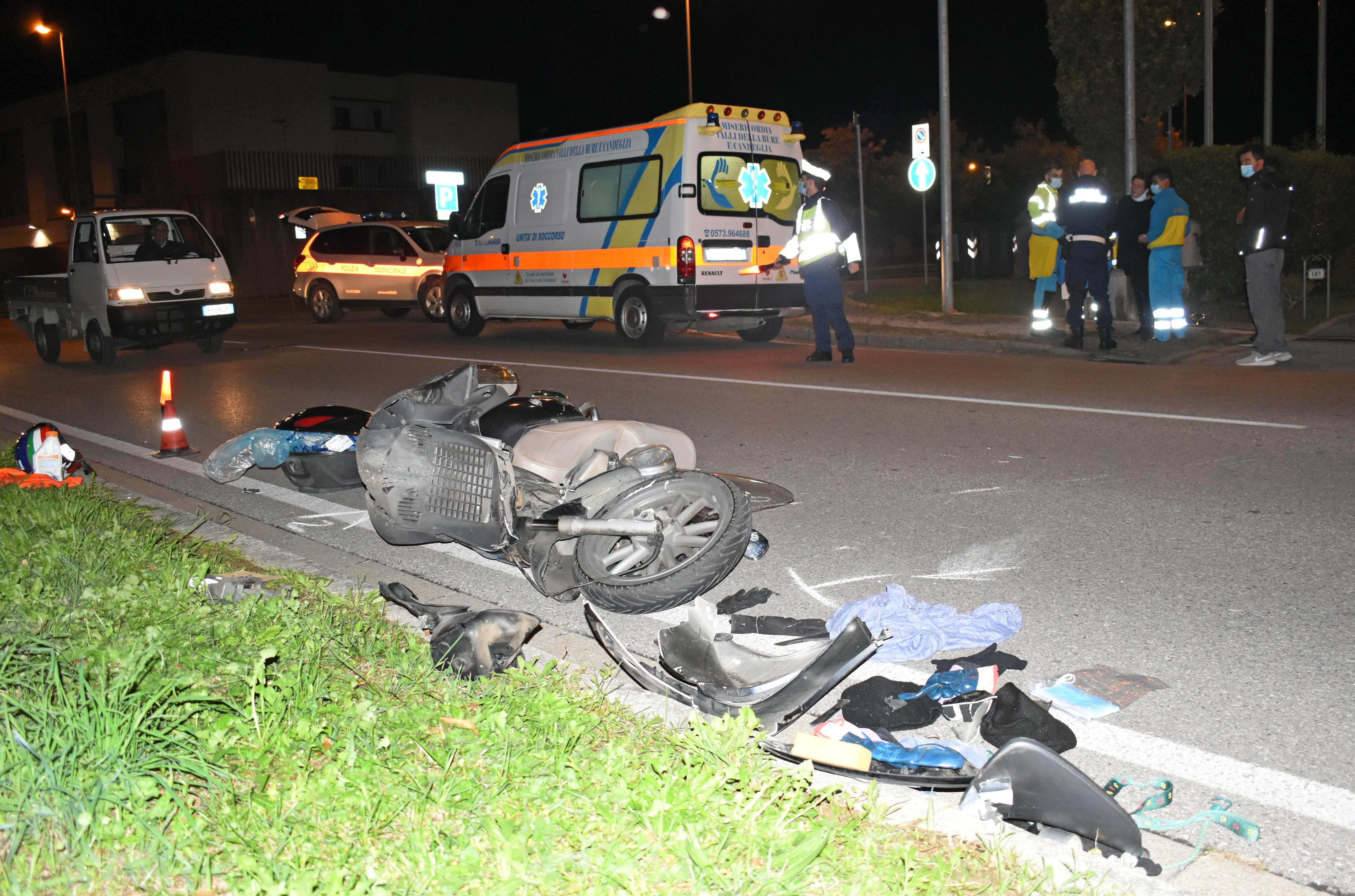 Lo scooter distrutto nell'incidente in via Maria Tasselli (Foto Gori)