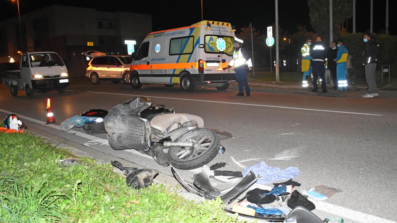 Lo scooter distrutto nell'incidente in via Maria Tasselli (Foto Gori)
