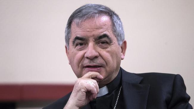 Il legale del Cardinal Becciu: "Estraneo a fatti illeciti, notizie false" 