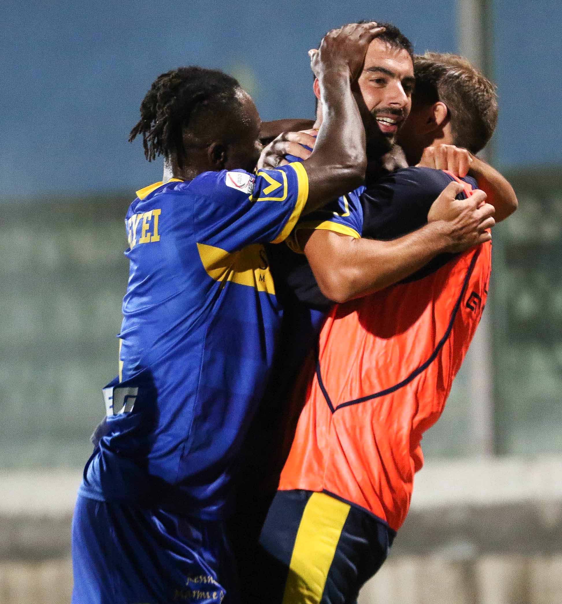Pasciuti festeggiato dopo l'1-0