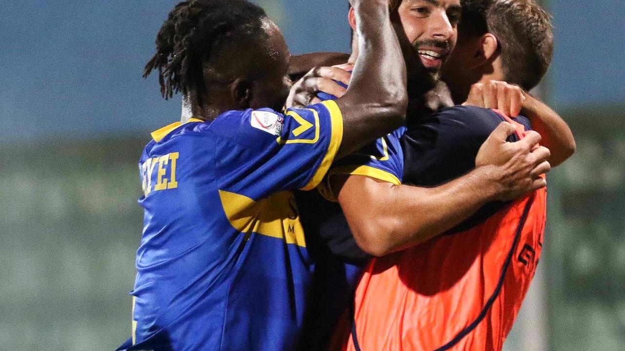 Pasciuti festeggiato dopo l'1-0