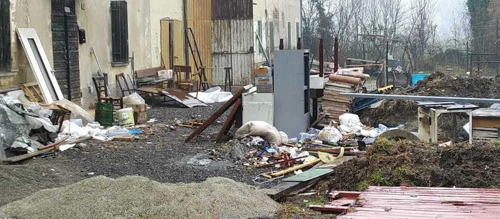 «Ancora rifiuti e degrado in via Gabella: cittadini oggetto di minacce» 