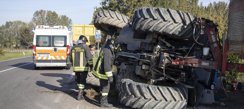 Via Vignolese, scontro tra tir e trattore: un ferito