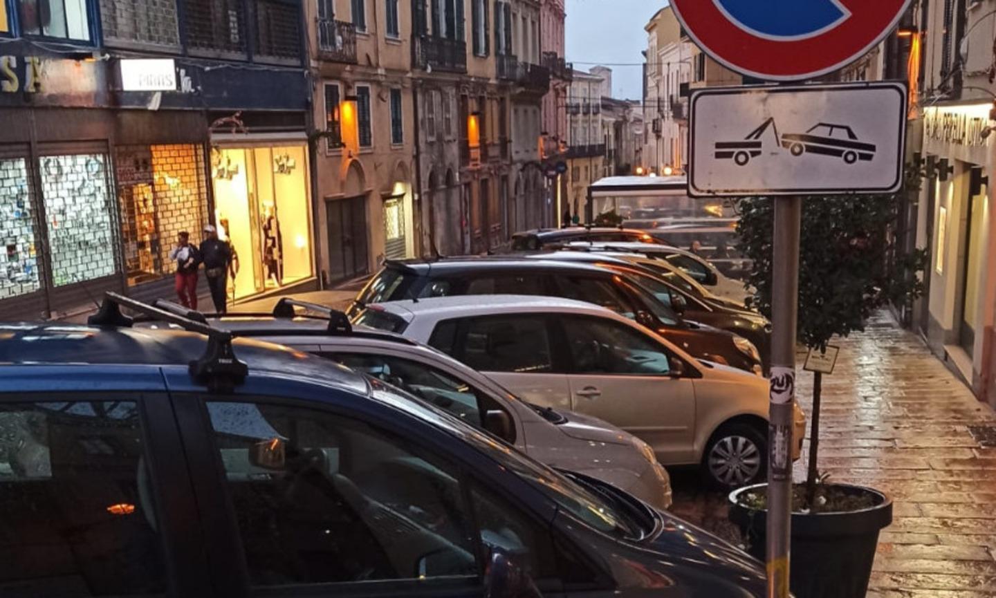 Sosta selvaggia in Largo Cavallotti
