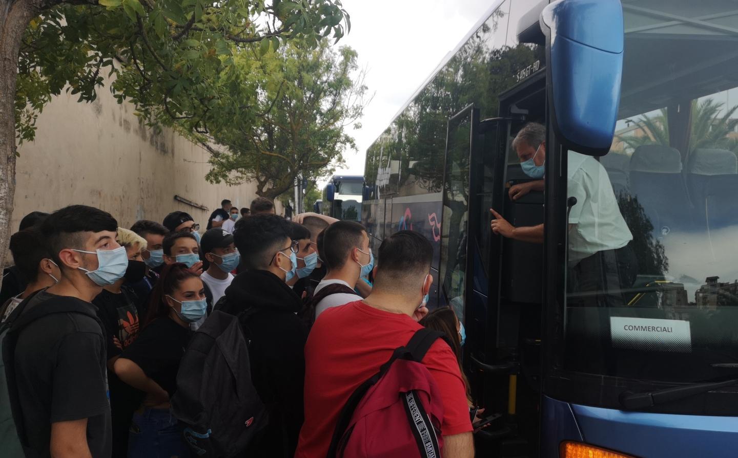 Studenti stipati nei bus, i sindaci corrono ai ripari 