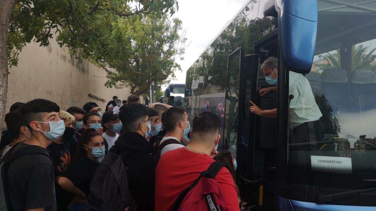 Studenti stipati nei bus, i sindaci corrono ai ripari 