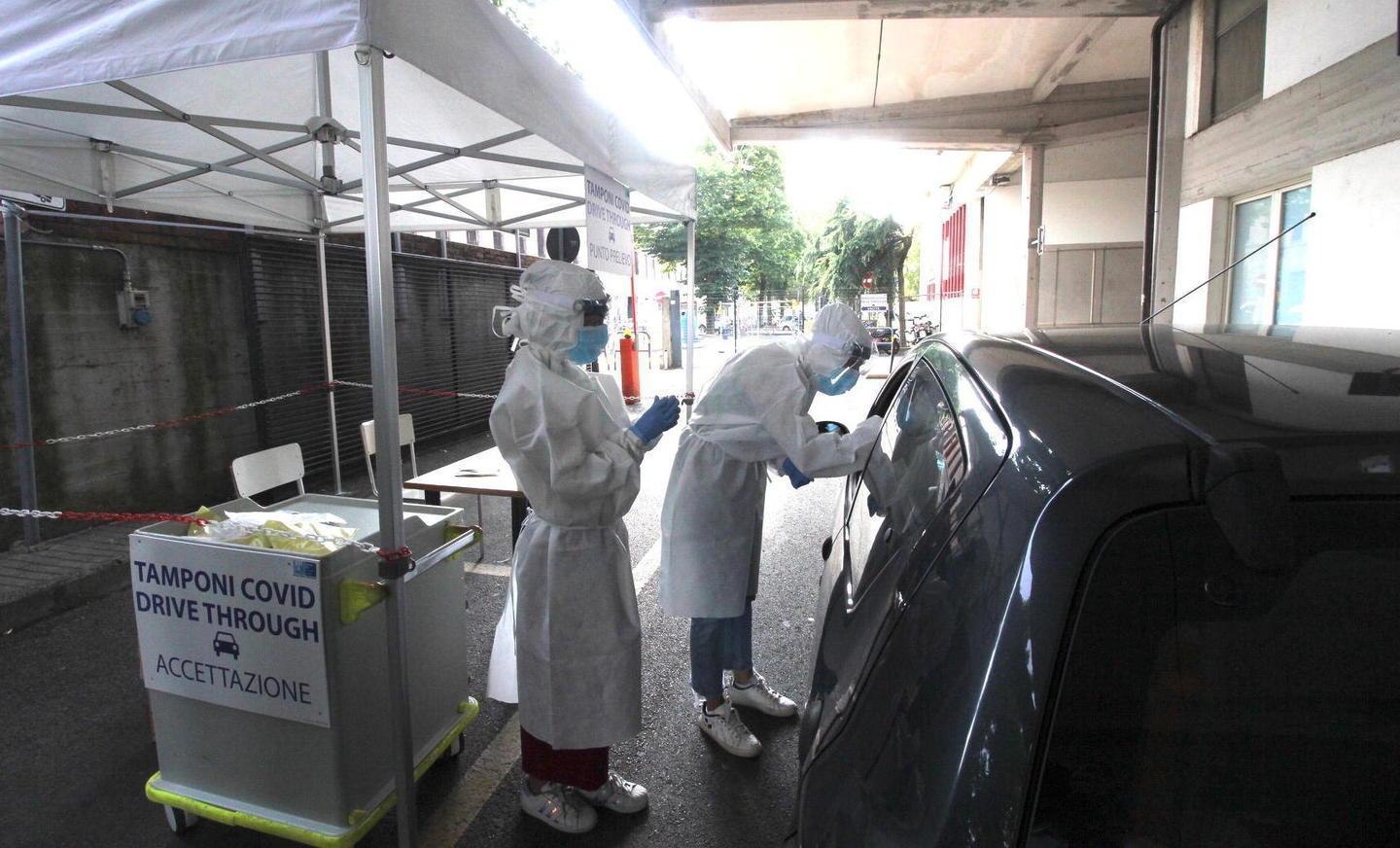 Boom di richieste dalle scuole, via ai test rapidi da fare in auto: la risposta arriva in 15 minuti 