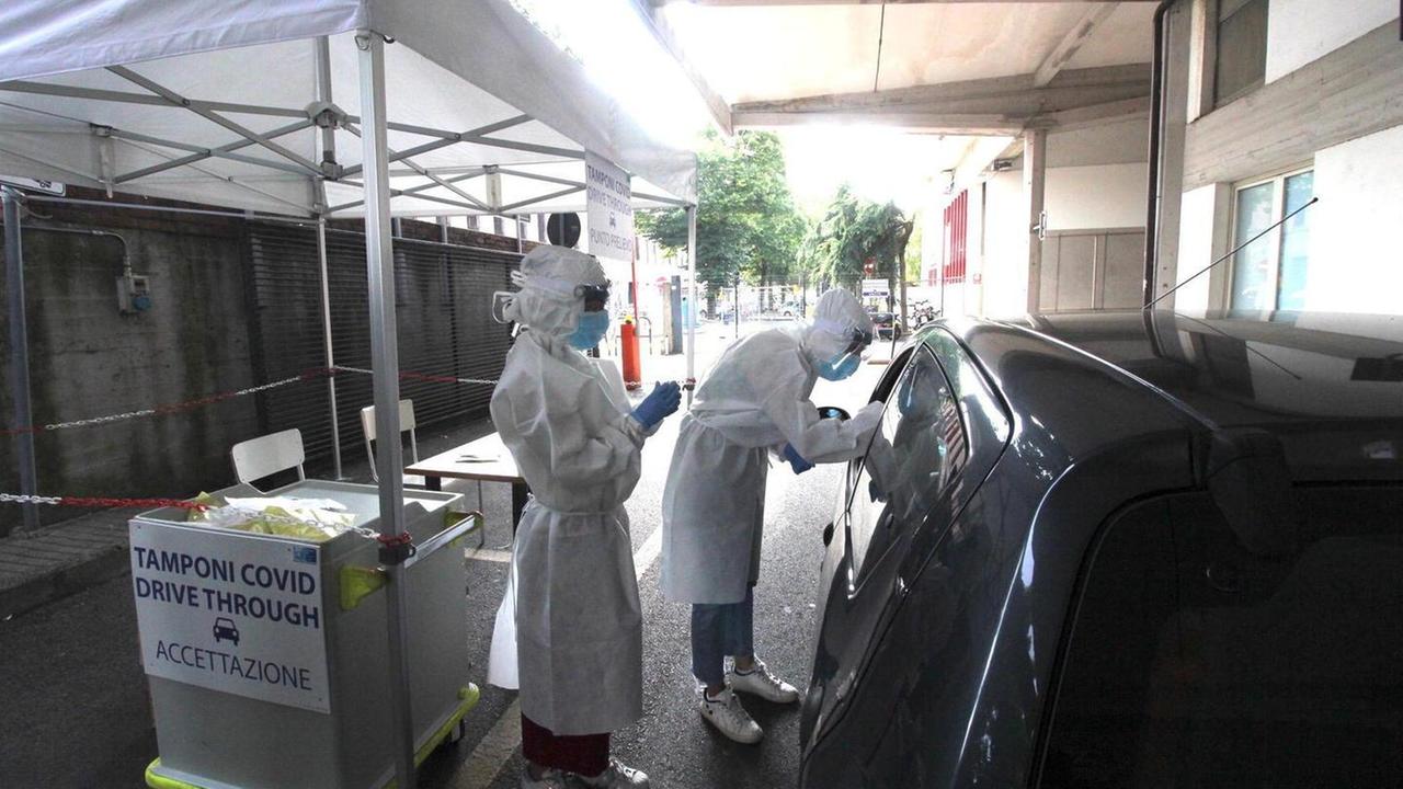 Boom di richieste dalle scuole, via ai test rapidi da fare in auto: la risposta arriva in 15 minuti