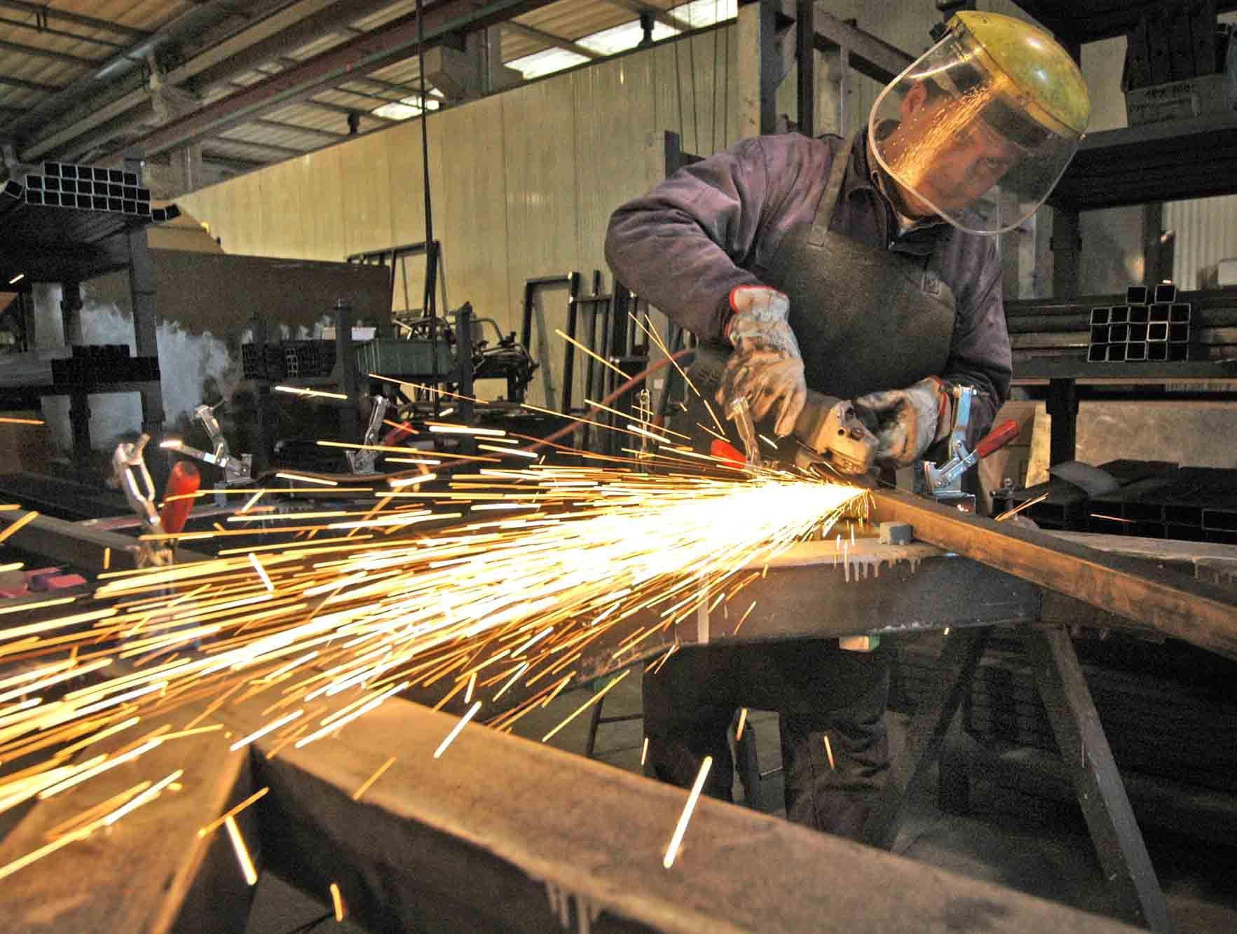 Cinque giovani saldatori per azienda meccanica 