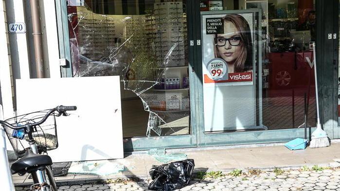 Svaligiata nella notte l’ottica "Vistasì": via montature e lenti per oltre 10mila euro