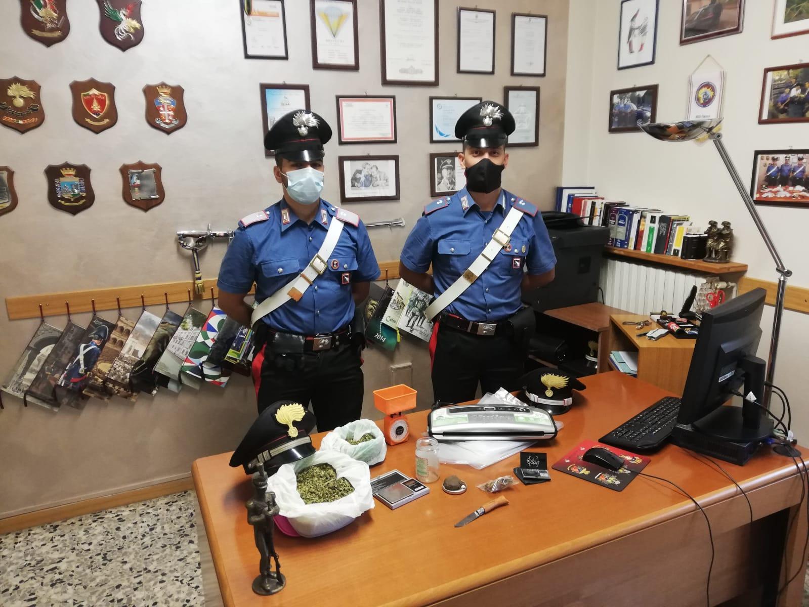 Nascondevano in casa due etti di marijuana, denunciati un 38enne e una 37enne