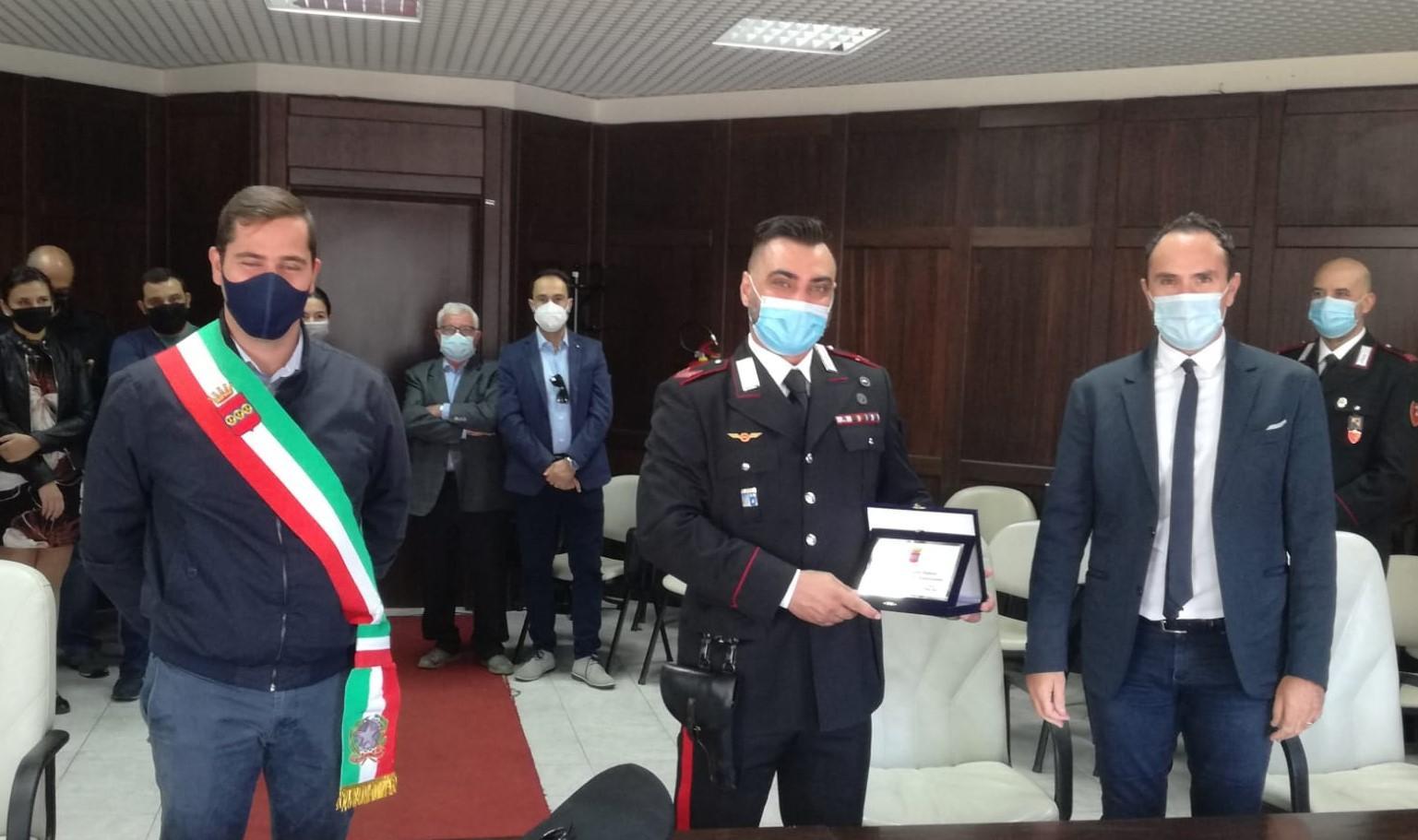 L'appuntato Damiano Muffaldi tra il sindaco di Iglesias Mauro Usai e il presidente del consiglio comunale Daniele Reginali