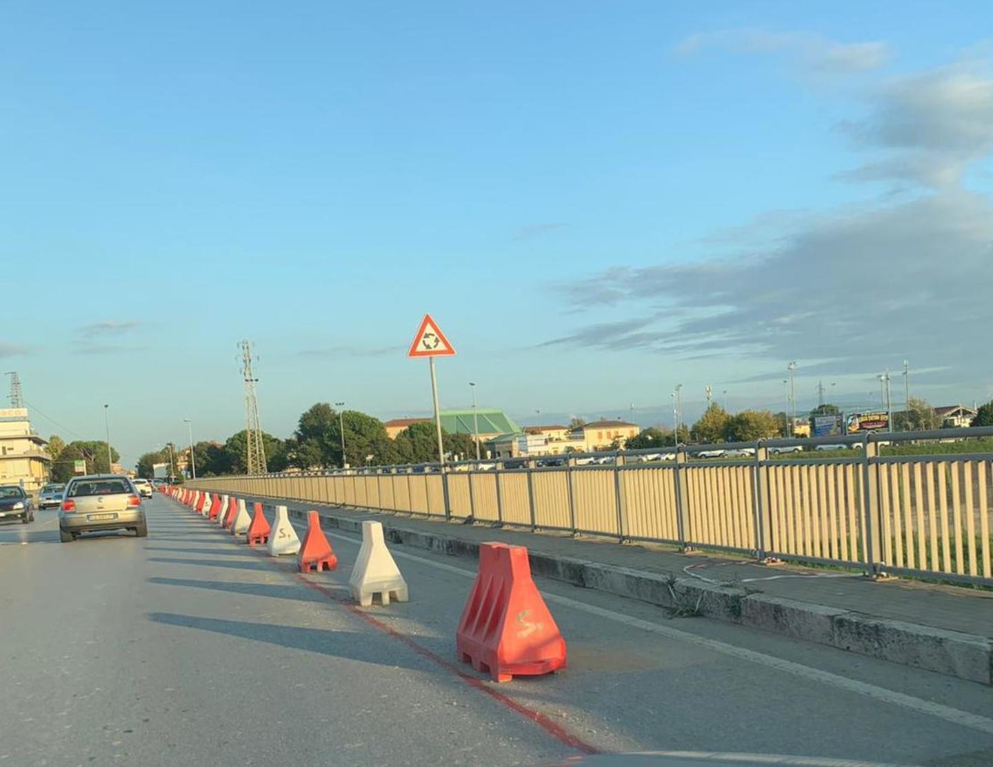 I lavori per la pista ciclabile sul ponte dello Scolmatore