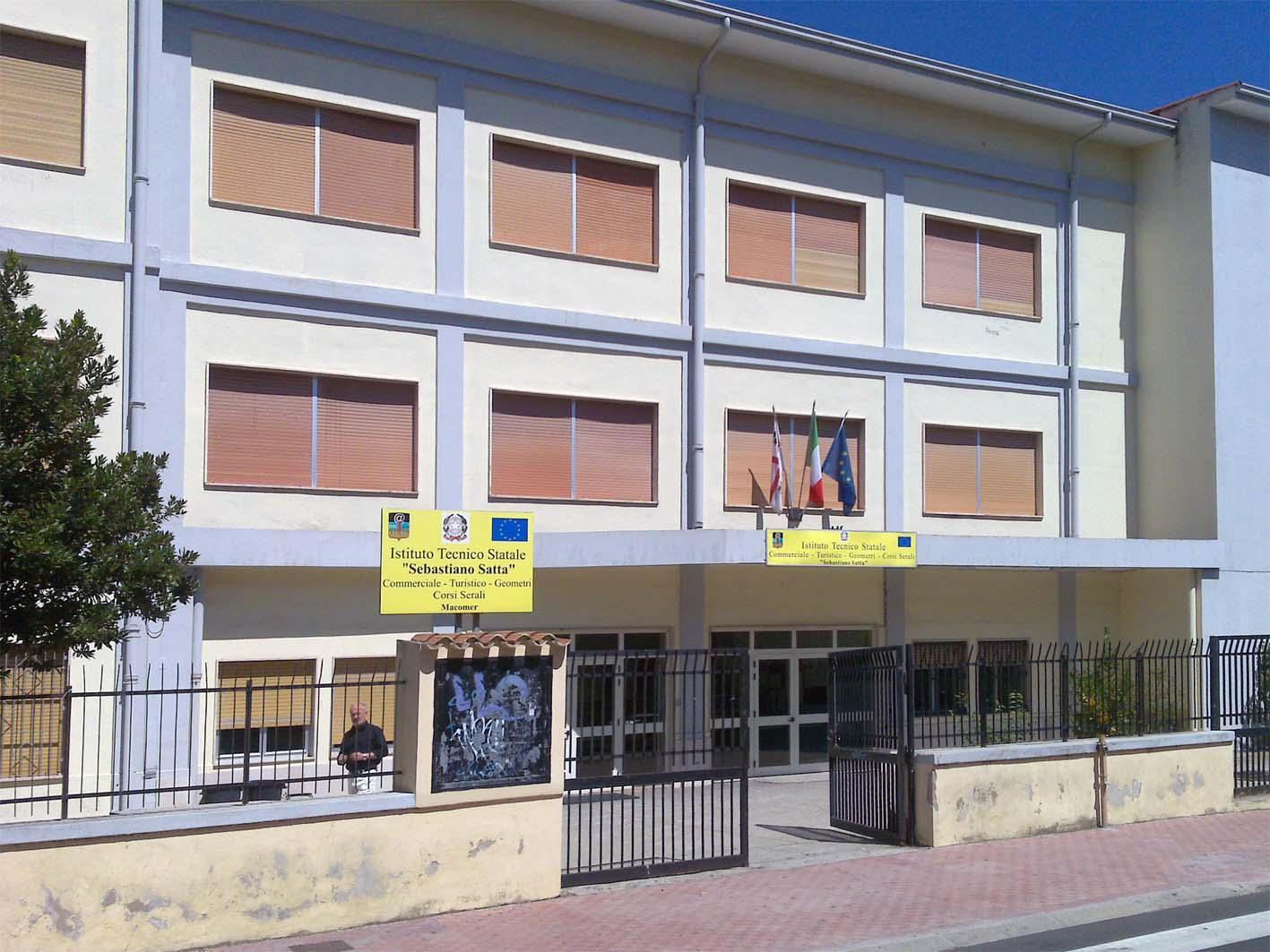 Covid, docente positivo: a Macomer niente scuola per 10 classi dell'istituto Satta