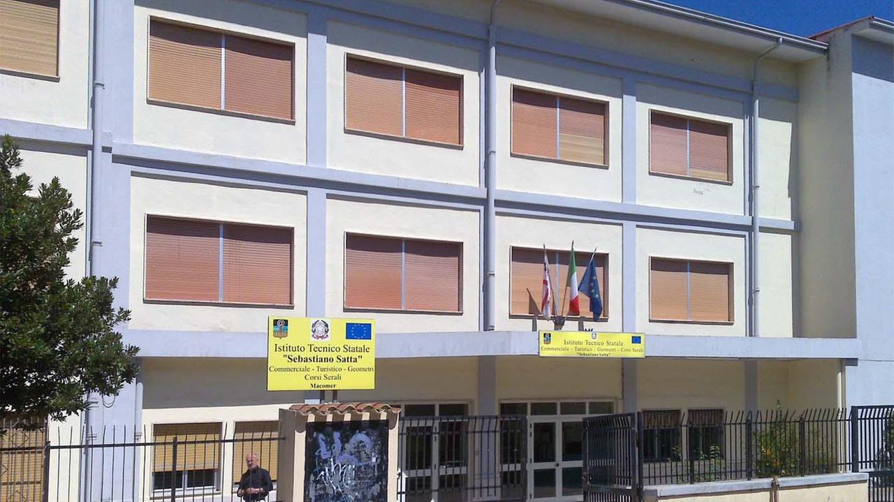 Covid, docente positivo: a Macomer niente scuola per 10 classi dell'istituto Satta