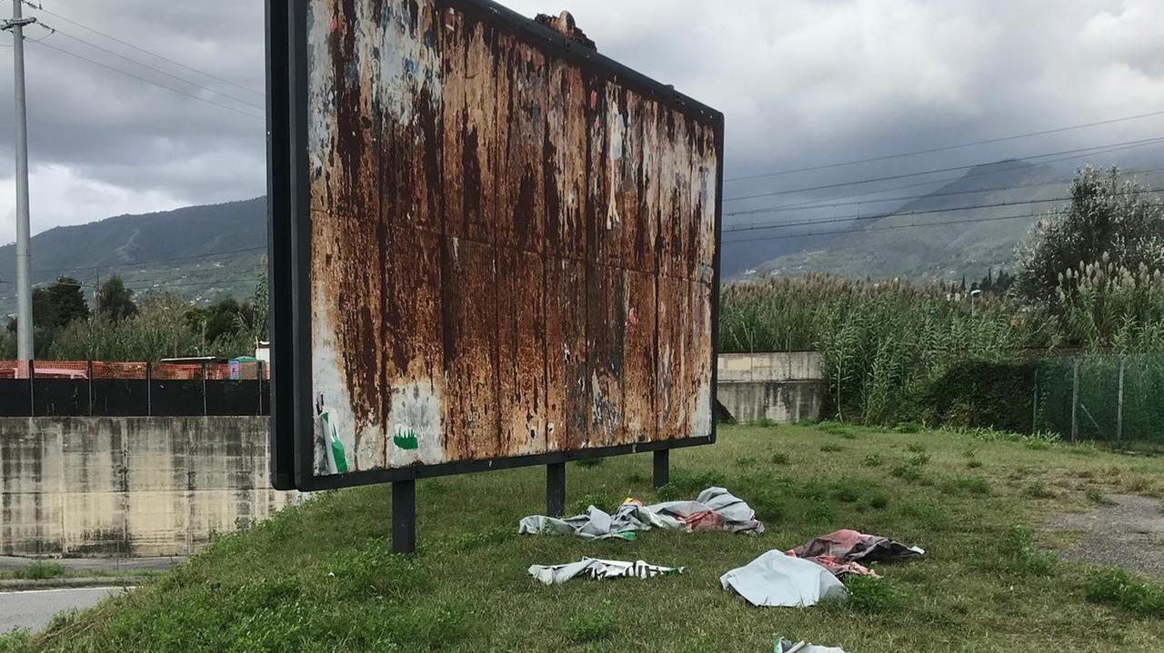 Un cartellone arruginito in una cornice di degrado
