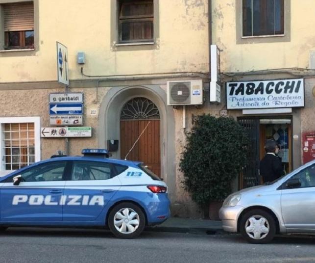 Armato di pistola e con la mascherina rapina la tabaccheria 