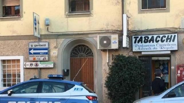 Armato di pistola e con la mascherina rapina la tabaccheria
