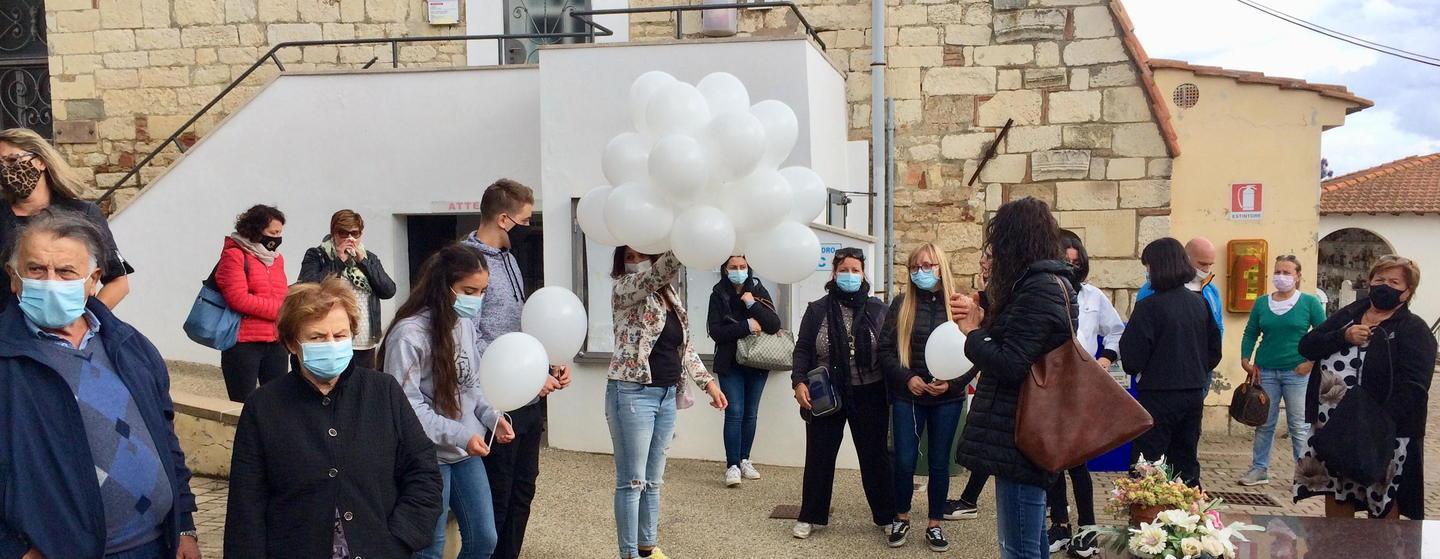 Palloncini e lacrime per salutare Virginia