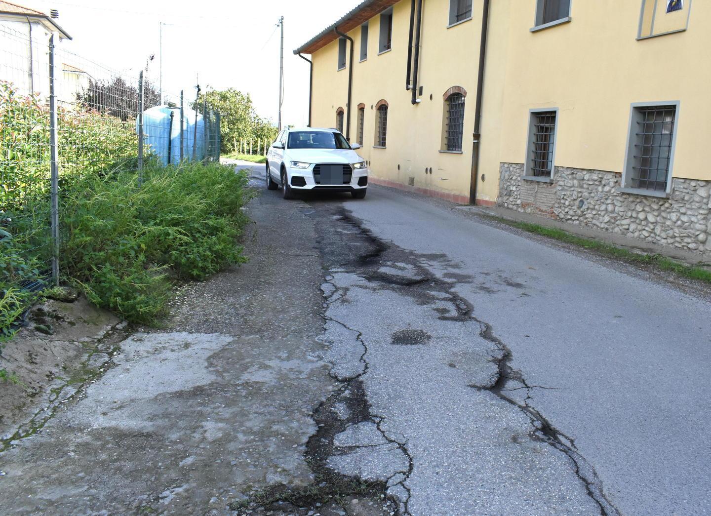 Strada stretta, eppure ci passano i Tir La gente di via Girone chiede interventi 