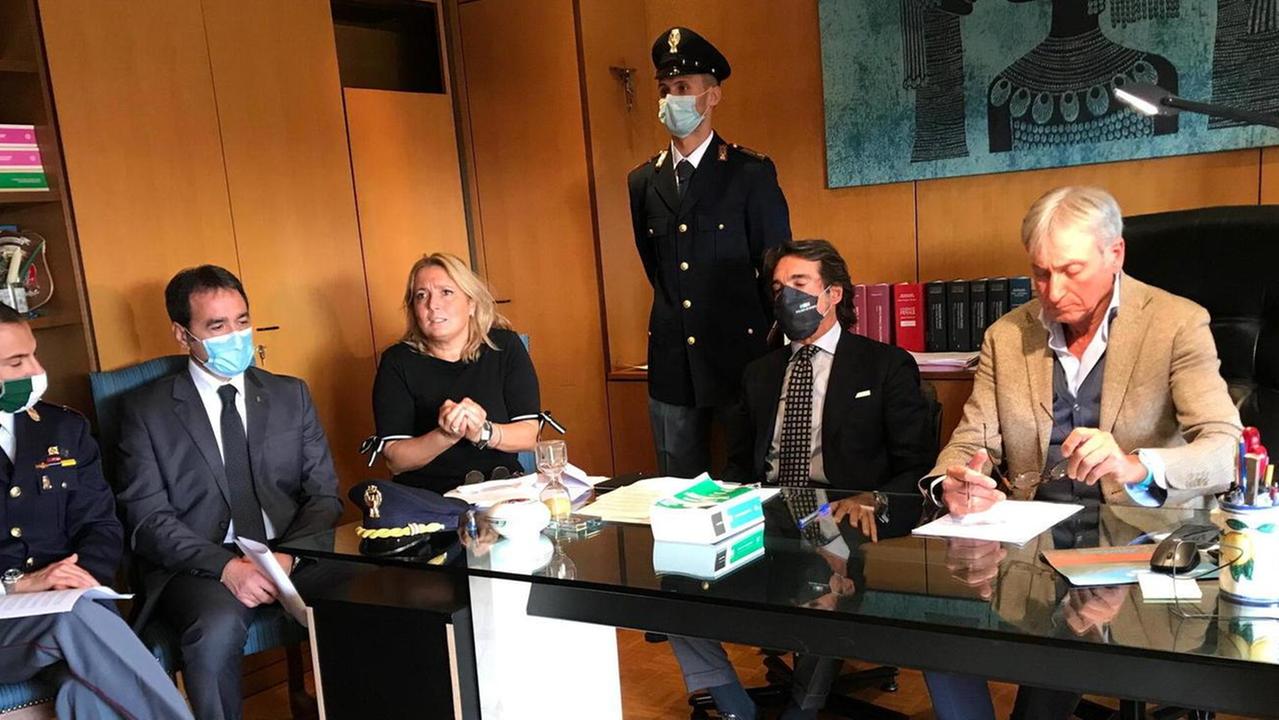 I poliziotti si fingono clienti e i pusher finiscono in carcere