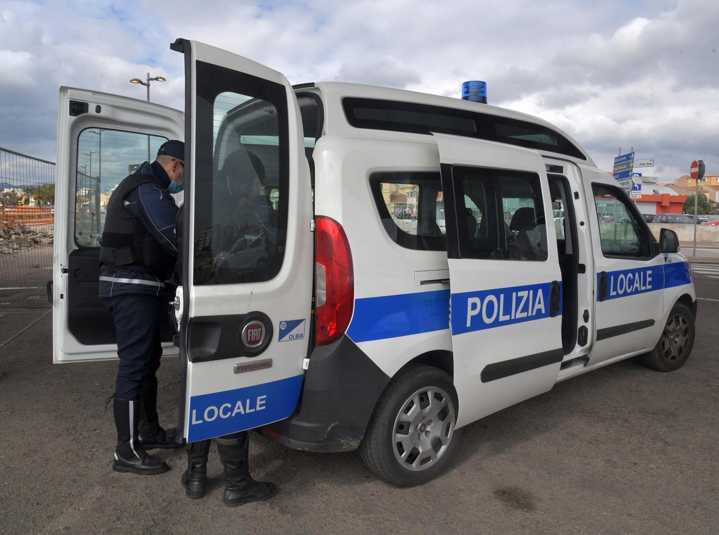 Travolge un centauro e scappa con l’auto: si cerca una Bmw nera
