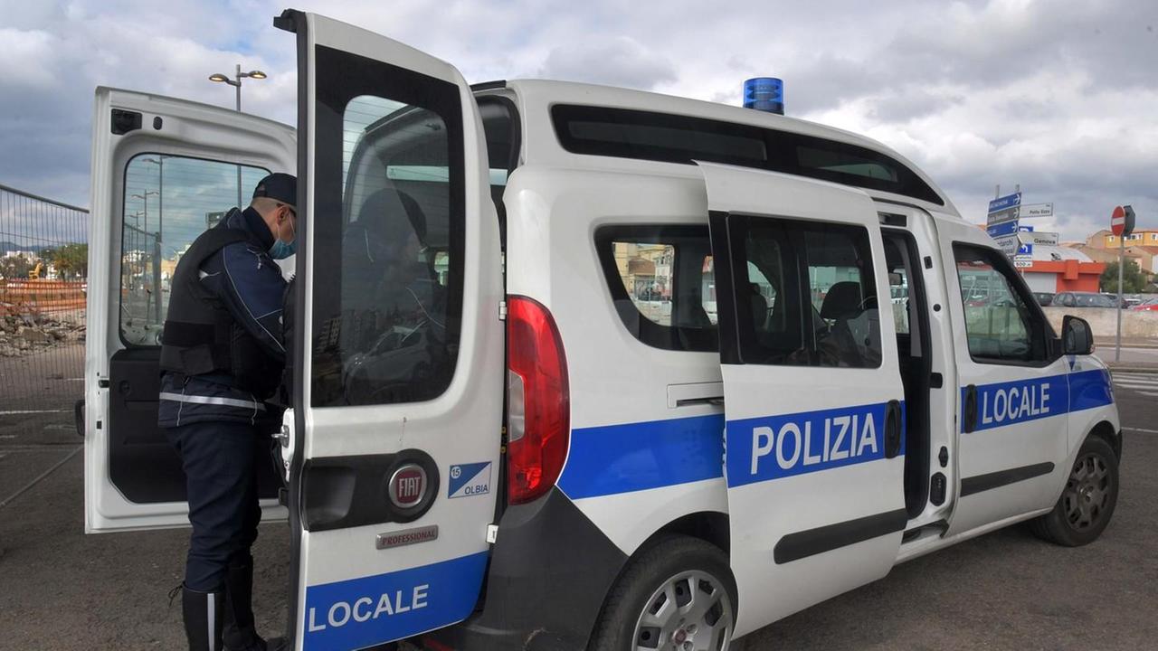 Travolge un centauro e scappa con l’auto: si cerca una Bmw nera