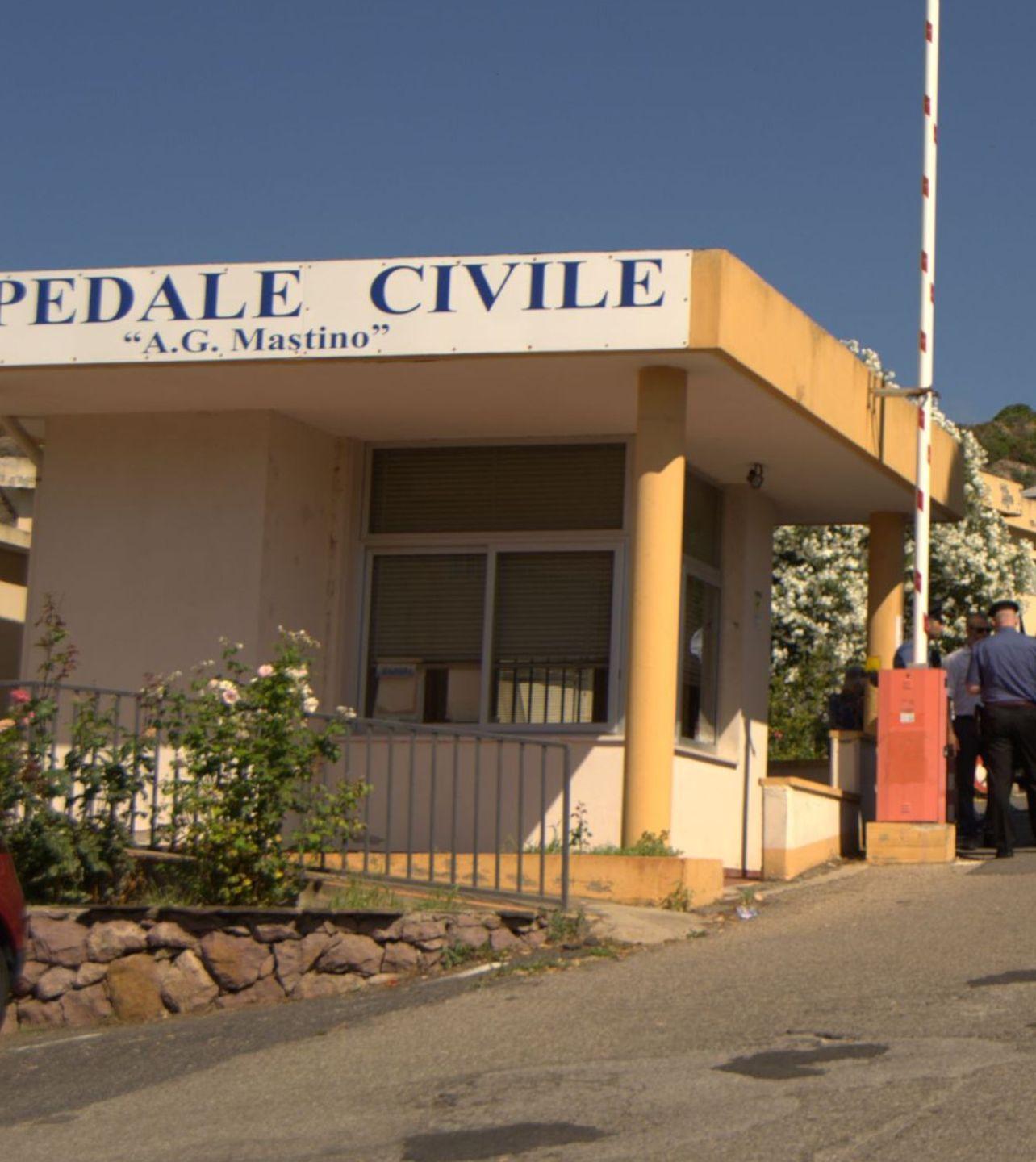 Pazienti in coda per ore alla farmacia dell’ospedale 