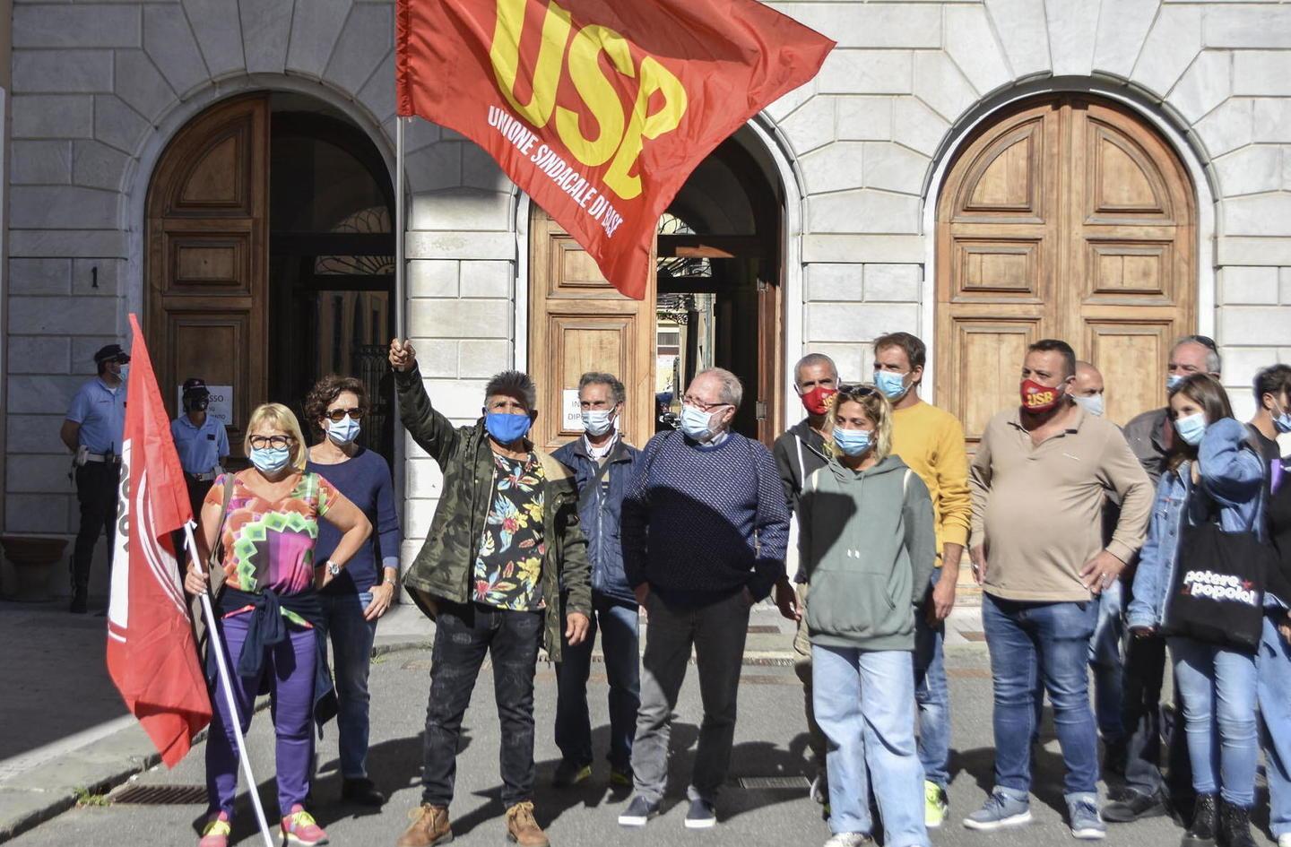 La manifestazione dell’Usb davanti al Comune  (foto Silvestri)