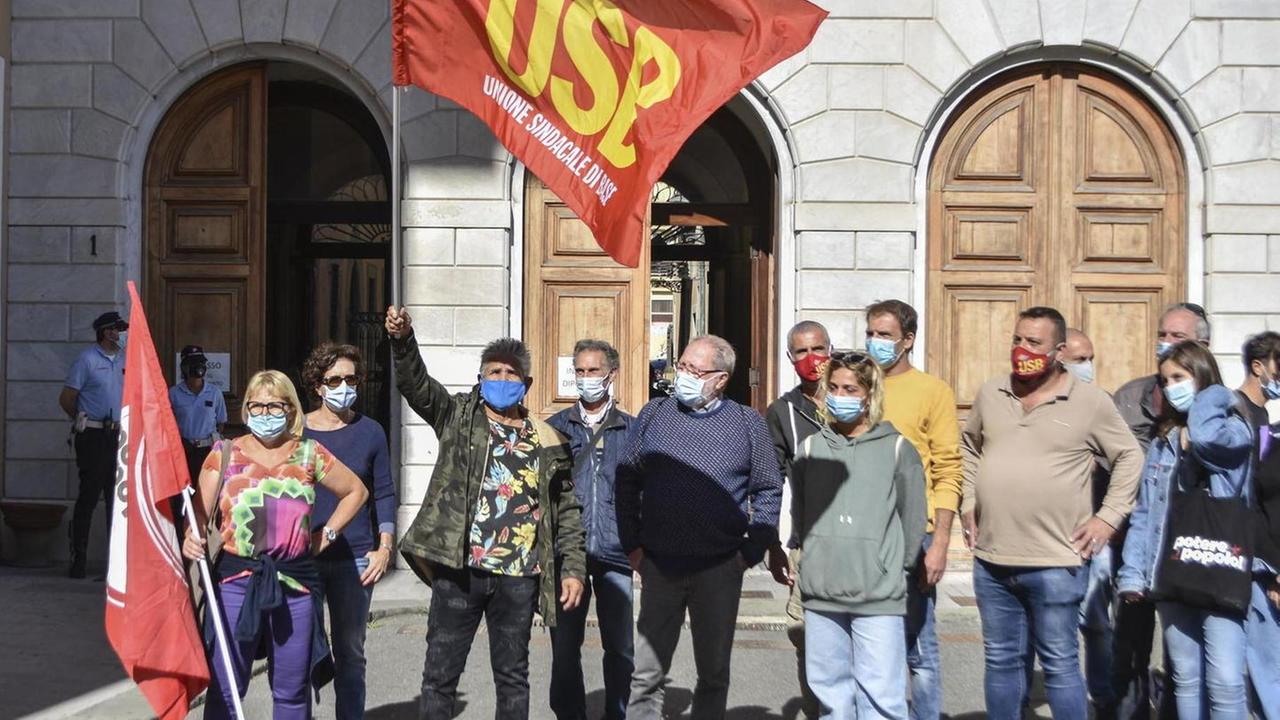 La manifestazione dell’Usb davanti al Comune (foto Silvestri)