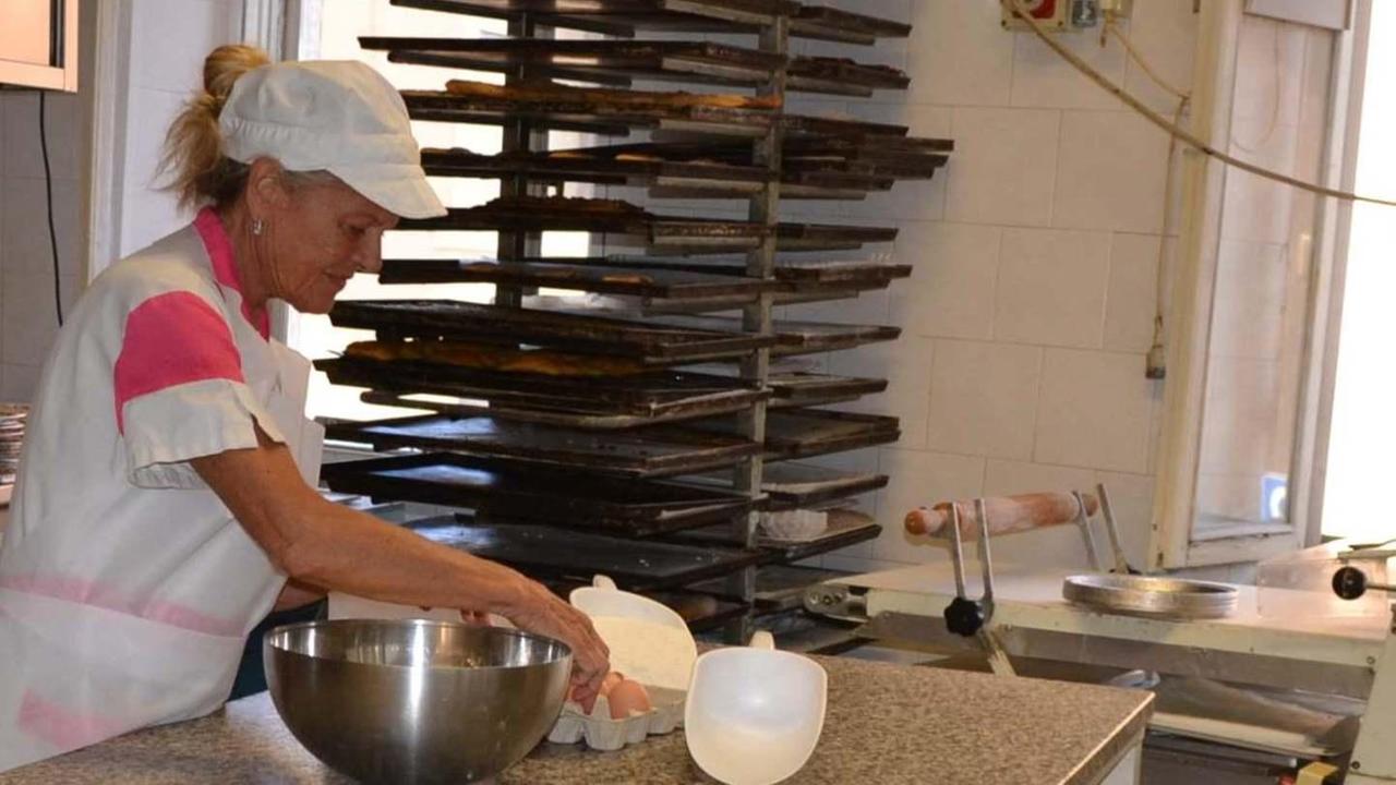 Margherita Piazza nel laboratorio della sua pasticceria Il Confetto a Campiglia Marittima