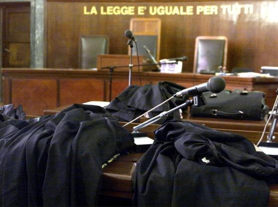 Toghe di avvocati nell’aula di tribunale in una foto d’archivio