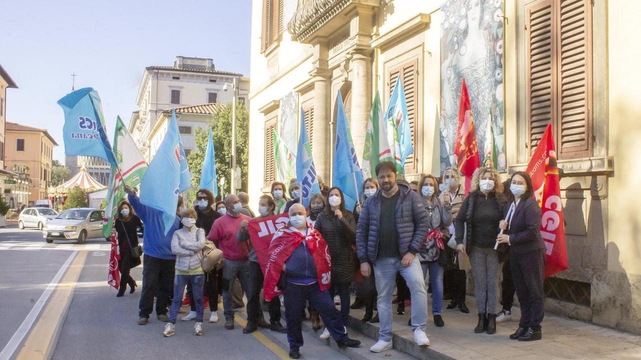 La manifestazione dei lavoratori delle Terme che hanno protestano contro la disdetta degli integrativi e per il tentativo di bypassare le graduatorie degli stagionali (foto Paolo Nucci)