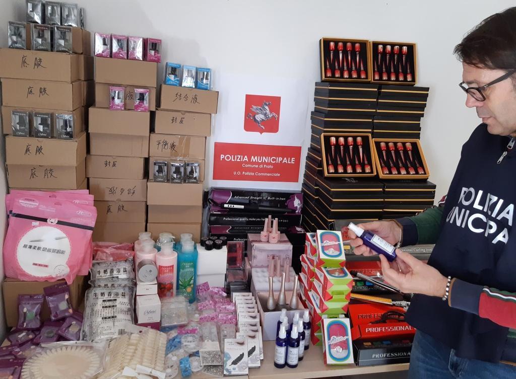 I prodotti sequestrati dalla polizia municipale