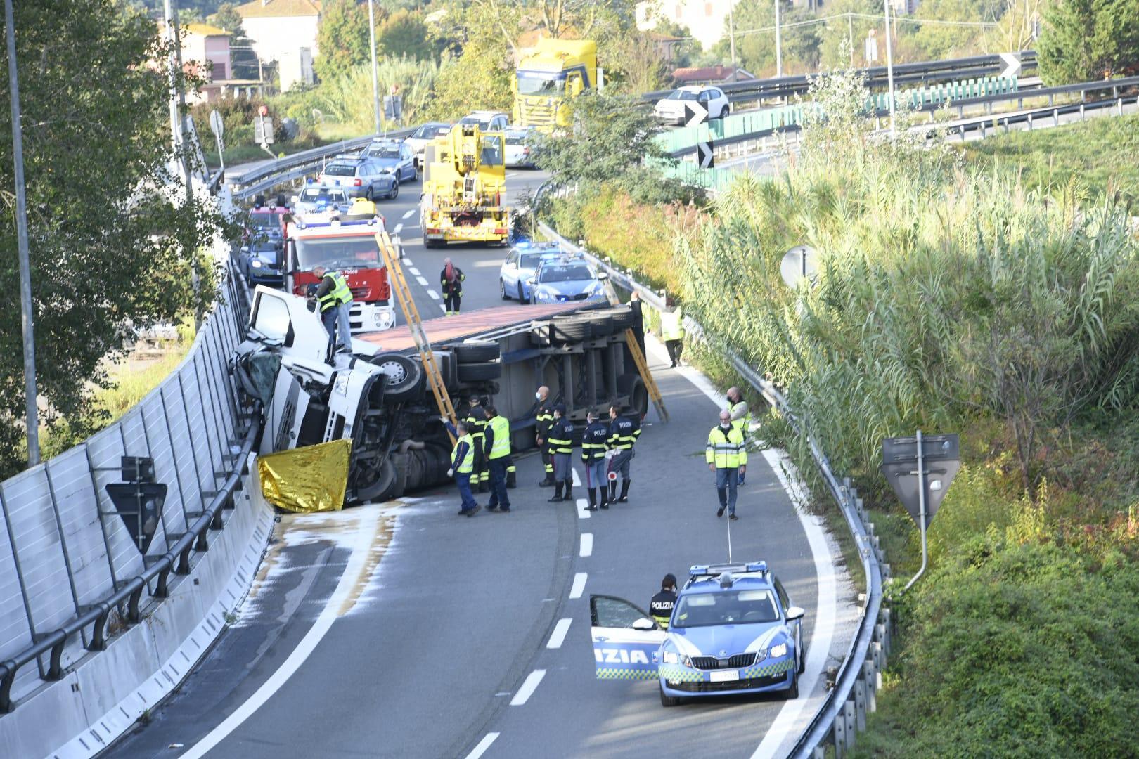 Camion si ribalta in autostrada, muore autista di 44 anni