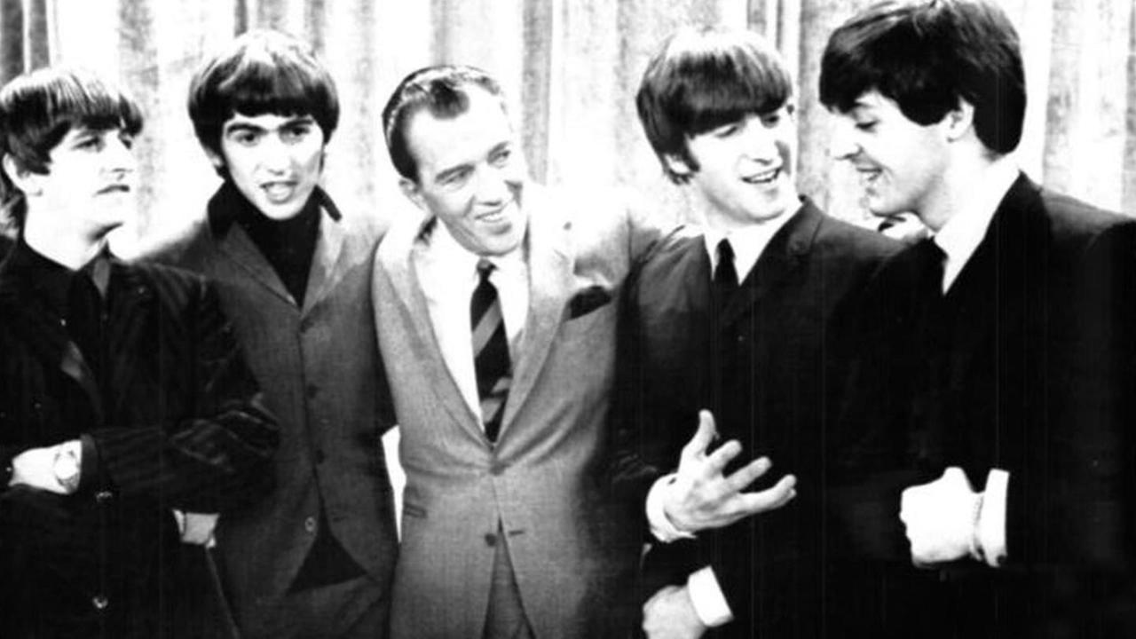 I Beatles, Ringo Star, George Harrison, Paul McCartney e John Lennon, con il presentatore Ed Sullivan