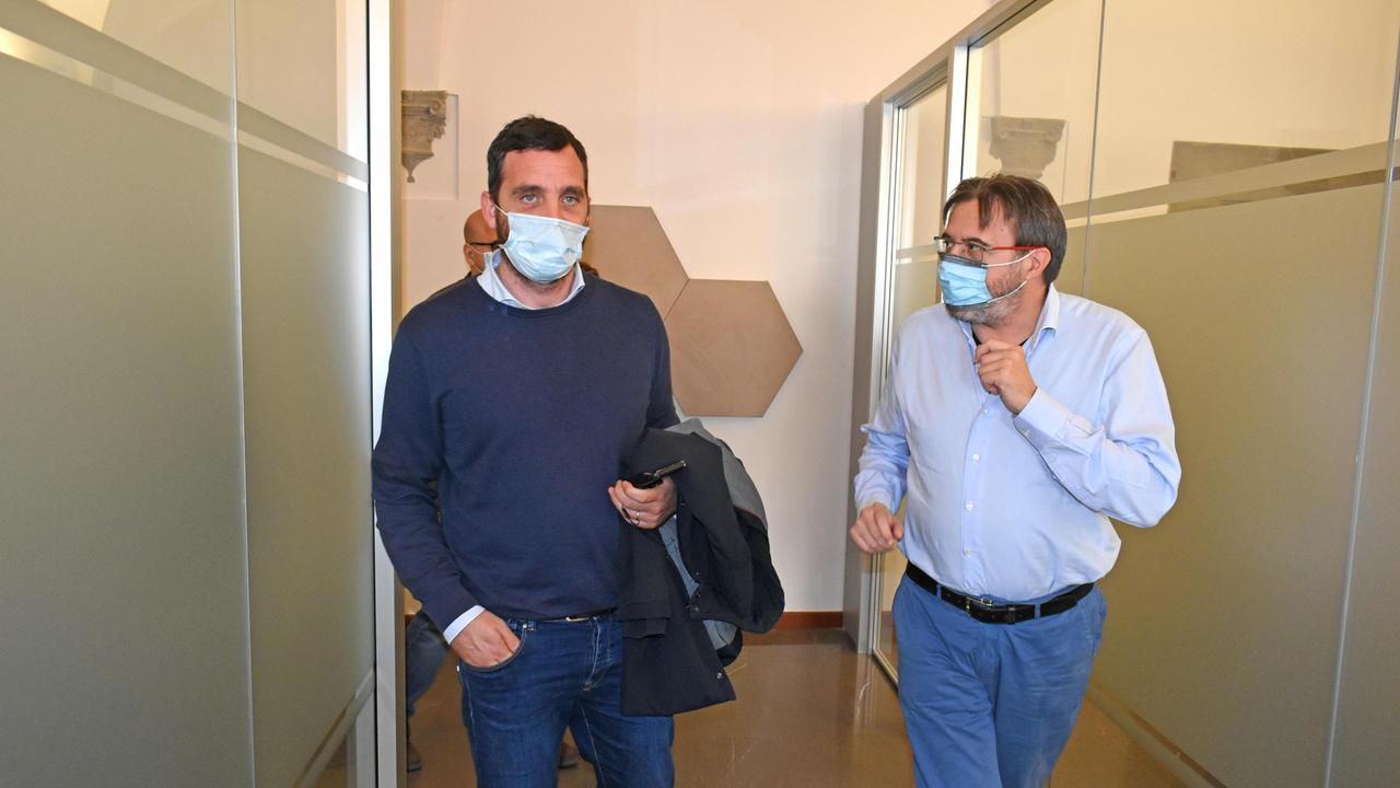Il sindaco Alessandro Tomasi (a sinistra) insieme al giornalista del "Tirreno" Luca Daddi, capo dell'edizione di Pistoia, Montecatini, Empoli e Prato