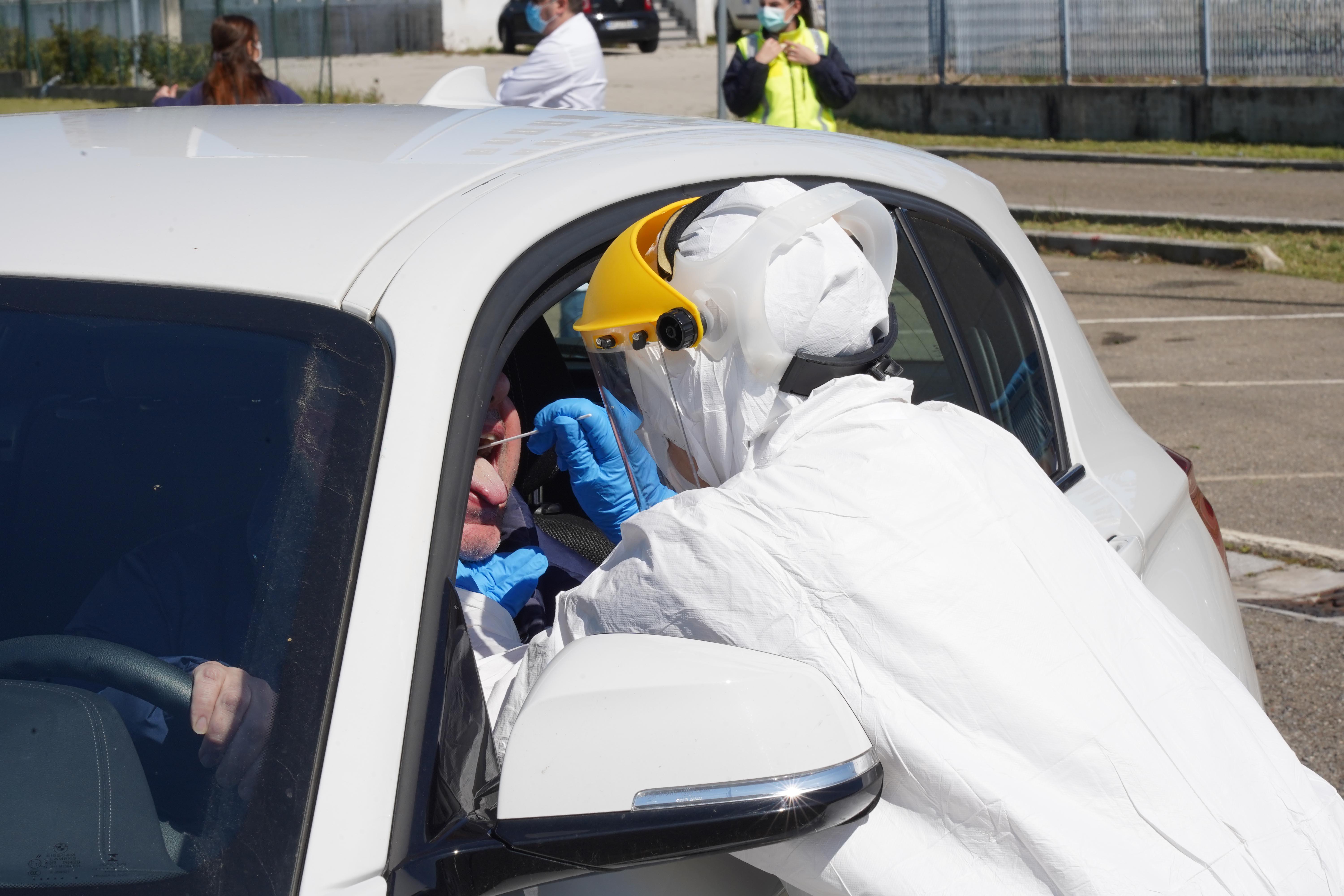 Un operatore sanitario esegue un tampone per il Covid