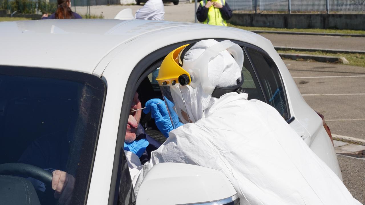 Un operatore sanitario esegue un tampone per il Covid