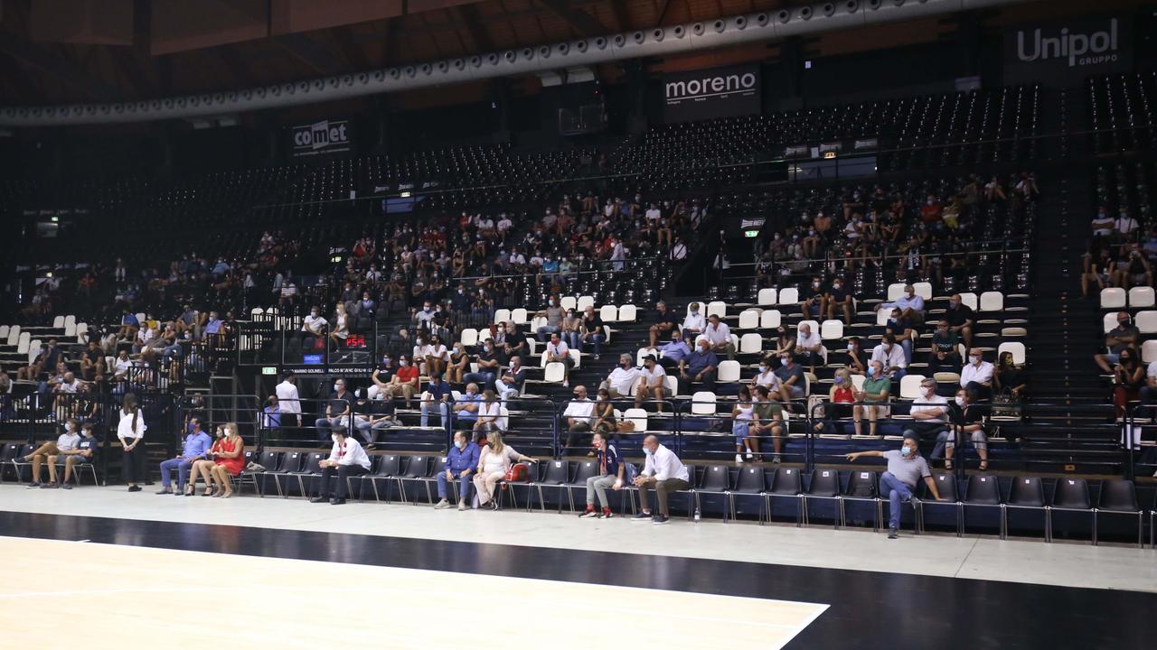 Il pubblico della Unipol Arena nella gara d'esordio stagionale contro Milano