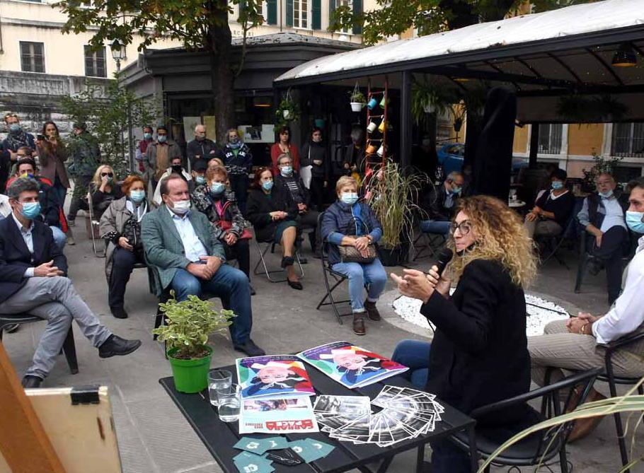“Marmora” al Gramsci Caffè una scultura di legno ma che genera il marmo