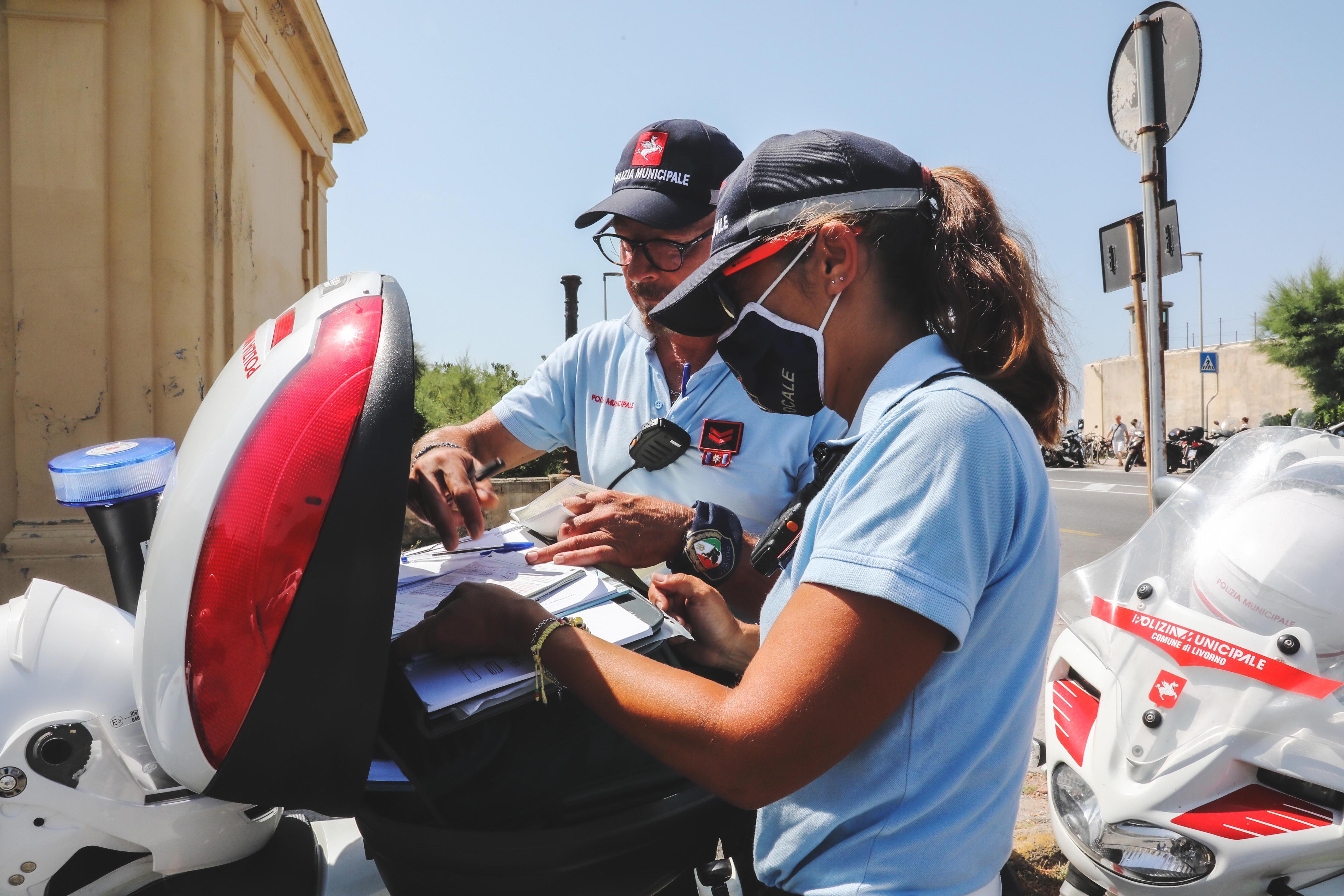 Agenti della polizia municipale al lavoro in città (Foto d'archivio: Dario Marzi)