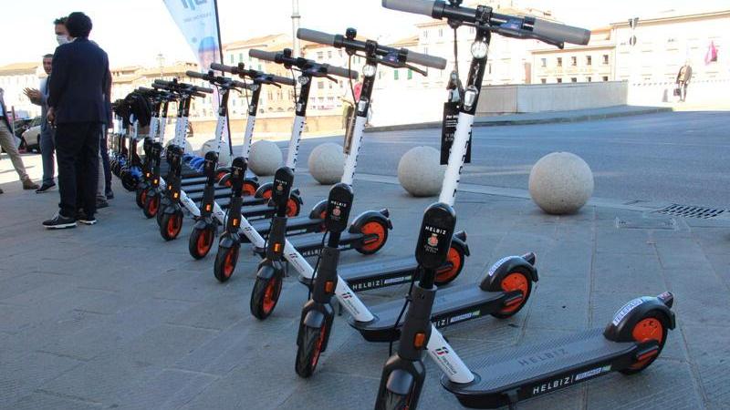I monopattini schierati in piazza XX Settembre