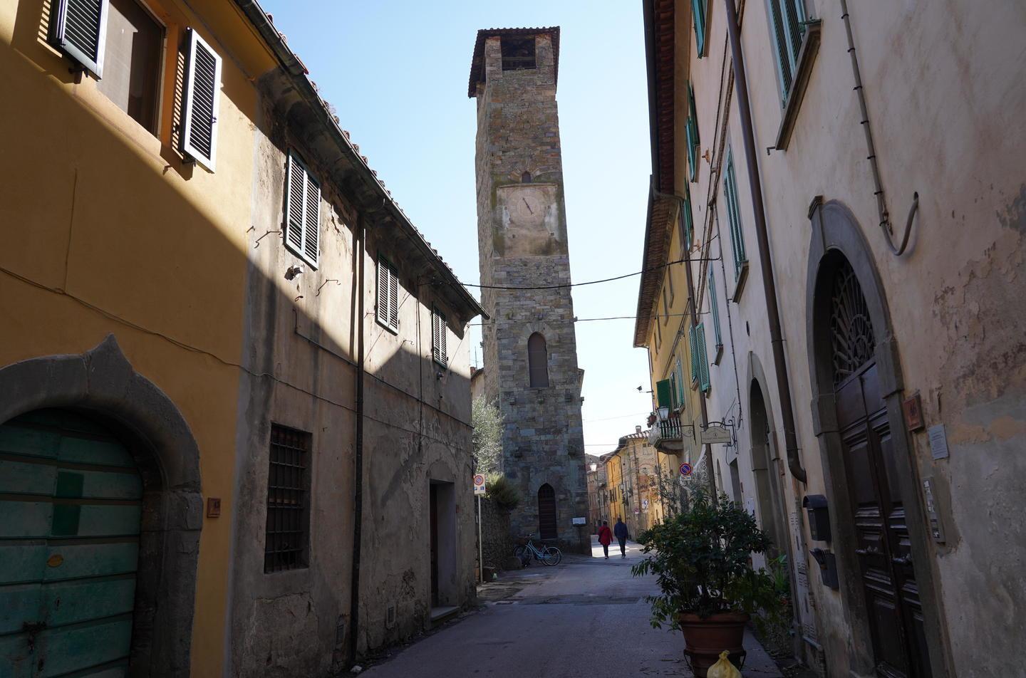 Il borgo di Vicopisano con la Torre dell’Orologio che sta per essere di nuovo visitabile  (foto Silvi)