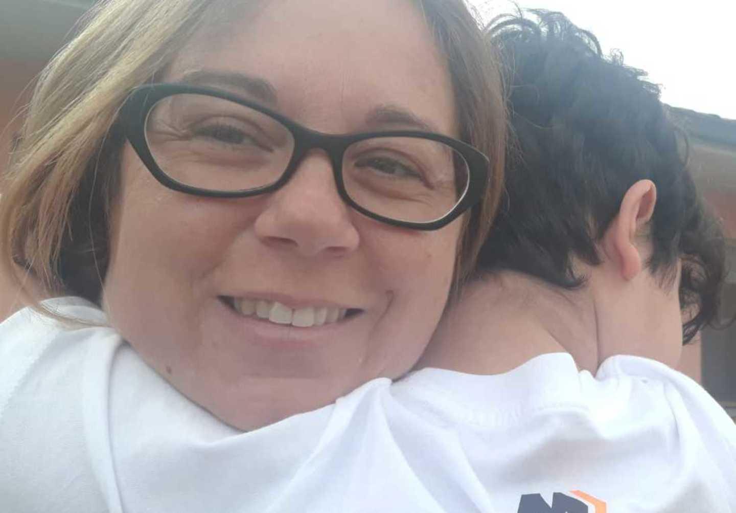 Guariti dal coronavirus dopo 70 giorni, l'abbraccio di mamma e figlio: «Finalmente liberi ma quanta sofferenza...» 