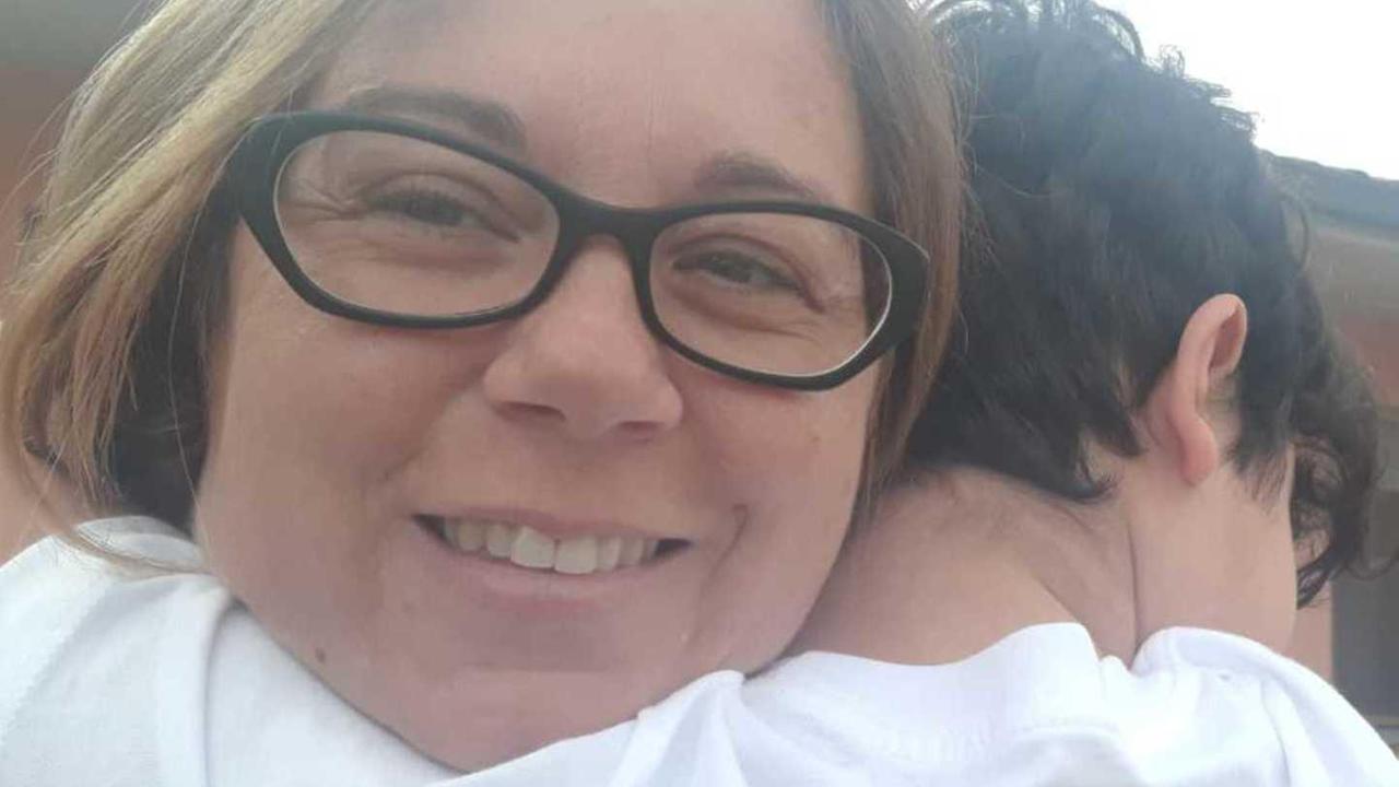 Guariti dal coronavirus dopo 70 giorni, l'abbraccio di mamma e figlio: «Finalmente liberi ma quanta sofferenza...»